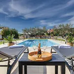 Contessa Del Mar In For 7 People Only 200 Meters From The & Pet Friendly