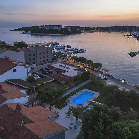 Vila Contessa Del Mar In For 7 People Only 200 Meters From The & Pet Friendly Pula