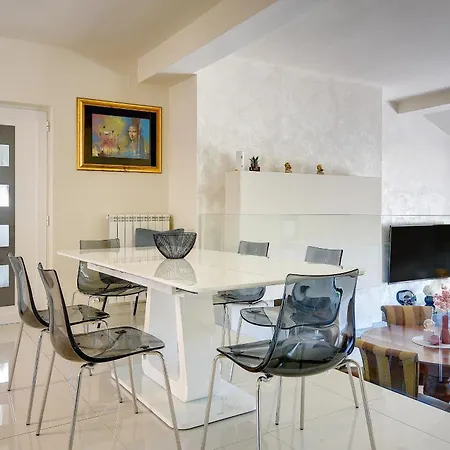 Contessa Del Mar In For 7 People Only 200 Meters From The & Pet Friendly