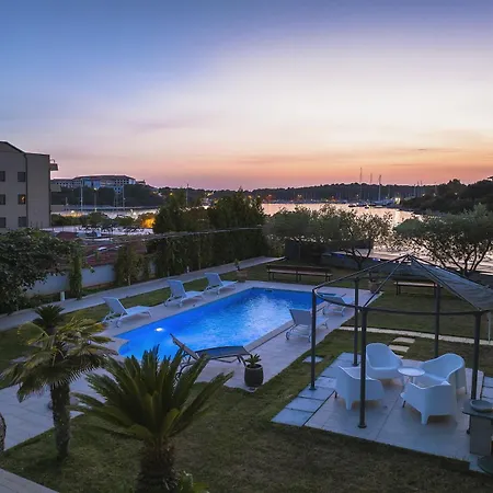 Contessa Del Mar In For 7 People Only 200 Meters From The & Pet Friendly Vila