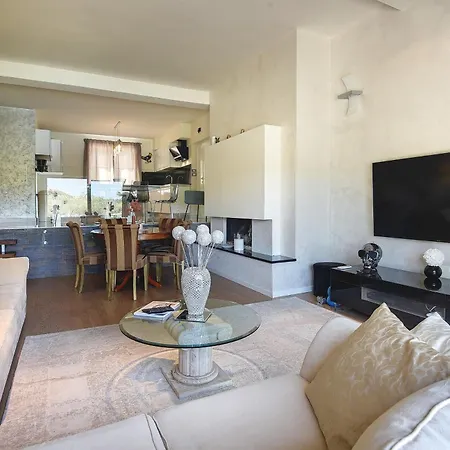 Vila Contessa Del Mar In For 7 People Only 200 Meters From The & Pet Friendly Pula