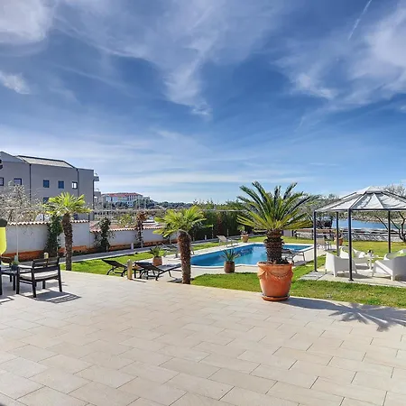 Contessa Del Mar In For 7 People Only 200 Meters From The & Pet Friendly Pula