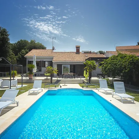 Contessa Del Mar In For 7 People Only 200 Meters From The & Pet Friendly * Pula