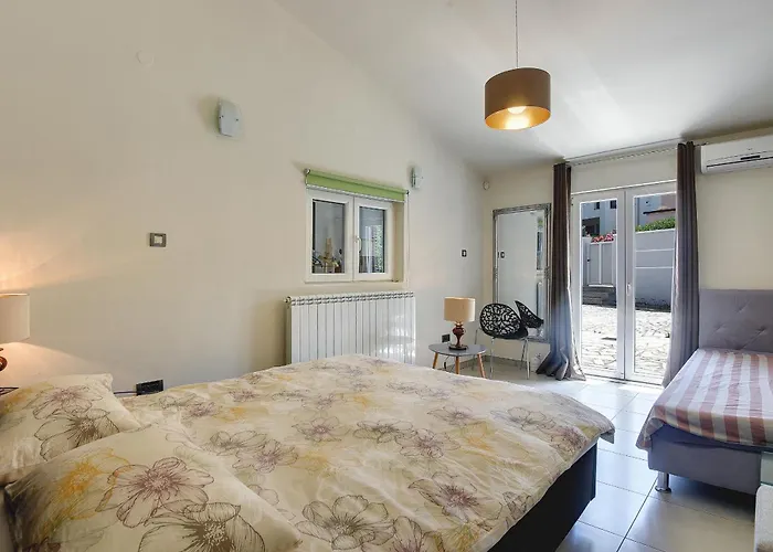 Contessa Del Mar In For 7 People Only 200 Meters From The & Pet Friendly Villa