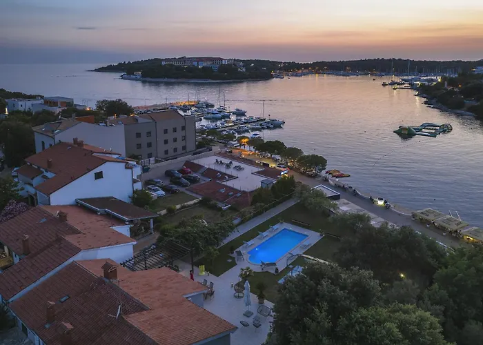 Villa Contessa Del Mar In For 7 People Only 200 Meters From The & Pet Friendly Pula