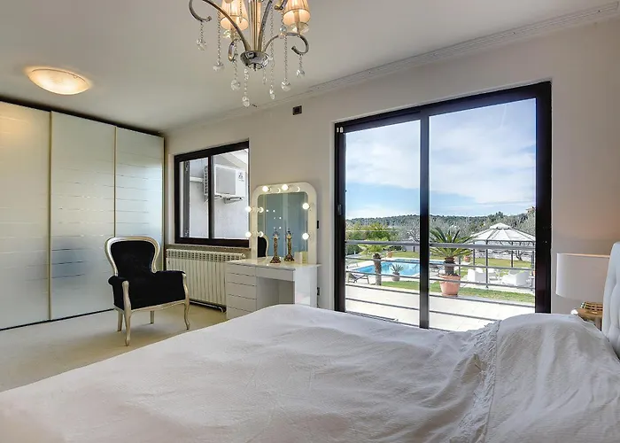 Contessa Del Mar In For 7 People Only 200 Meters From The & Pet Friendly Villa *