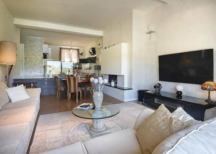 Villa Contessa Del Mar In For 7 People Only 200 Meters From The & Pet Friendly Pula