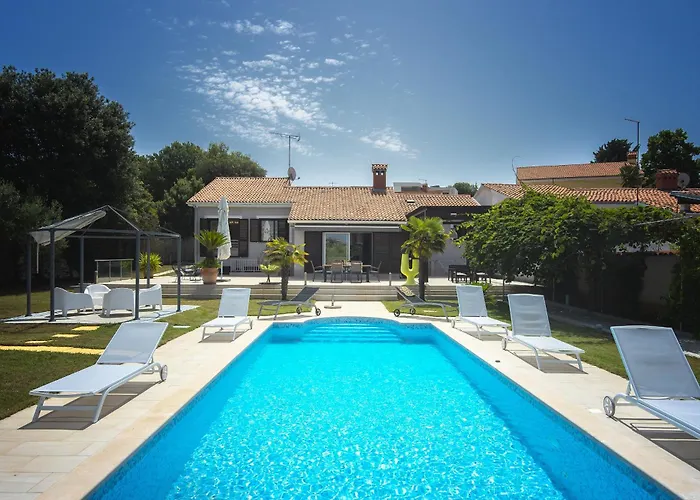 Contessa Del Mar In For 7 People Only 200 Meters From The & Pet Friendly * Pula