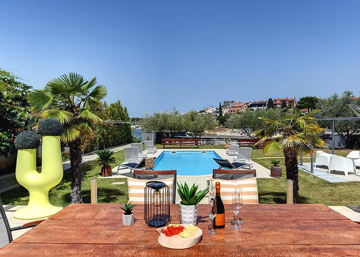 Villa Contessa Del Mar In For 7 People Only 200 Meters From The & Pet Friendly Pula
