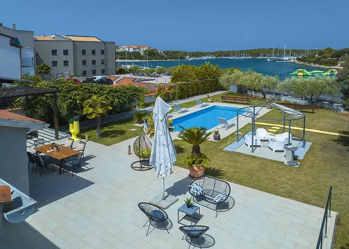 Contessa Del Mar In For 7 People Only 200 Meters From The & Pet Friendly * Pula