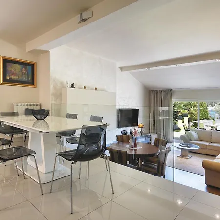 Contessa Del Mar In For 7 People Only 200 Meters From The & Pet Friendly Villa Póla