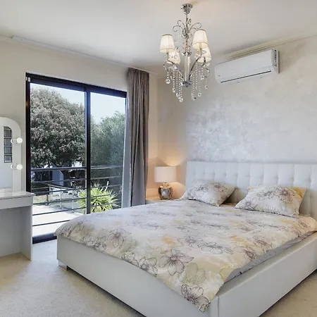 Contessa Del Mar In For 7 People Only 200 Meters From The & Pet Friendly