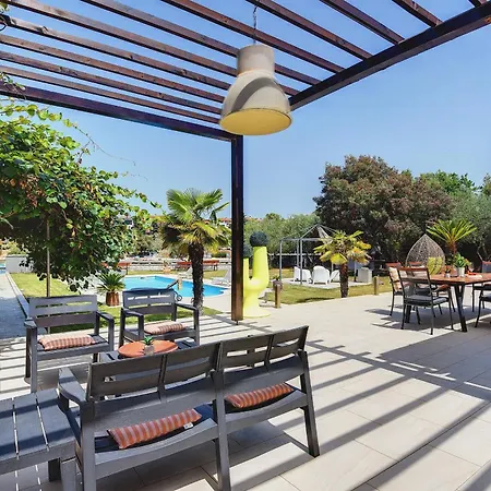 Contessa Del Mar In For 7 People Only 200 Meters From The & Pet Friendly Póla