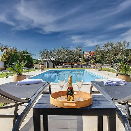 Contessa Del Mar In For 7 People Only 200 Meters From The & Pet Friendly