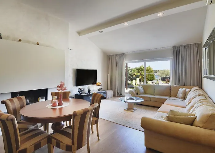 Villa Contessa Del Mar In For 7 People Only 200 Meters From The & Pet Friendly Pula