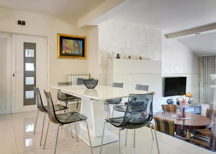 Contessa Del Mar In For 7 People Only 200 Meters From The & Pet Friendly