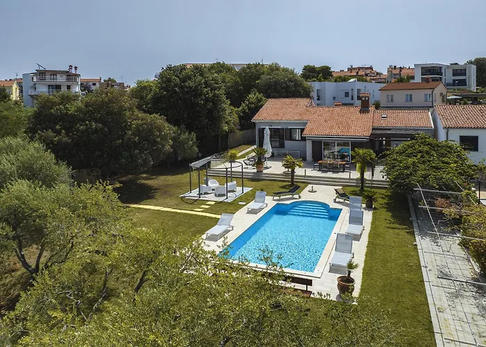 Contessa Del Mar In For 7 People Only 200 Meters From The & Pet Friendly Пула