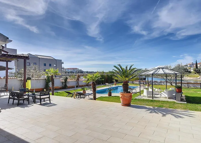 Contessa Del Mar In For 7 People Only 200 Meters From The & Pet Friendly Pula