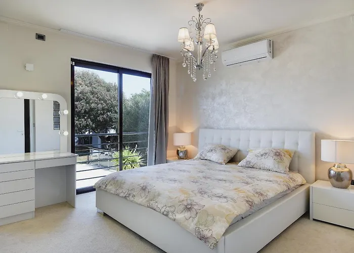 Contessa Del Mar In For 7 People Only 200 Meters From The & Pet Friendly