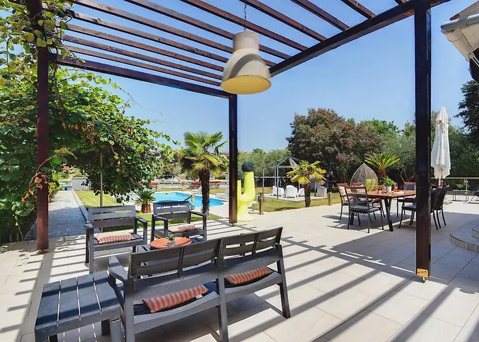 Contessa Del Mar In For 7 People Only 200 Meters From The & Pet Friendly Пула