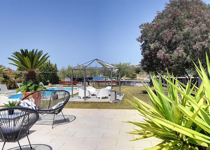 Contessa Del Mar In For 7 People Only 200 Meters From The & Pet Friendly Villa