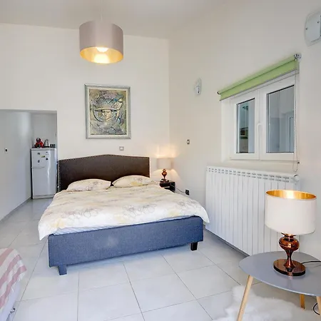 Contessa Del Mar In For 7 People Only 200 Meters From The & Pet Friendly * Pula