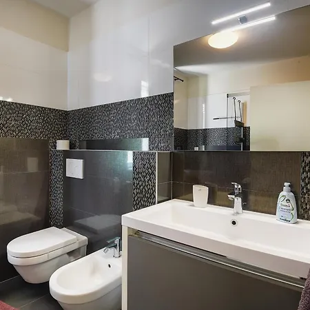 Contessa Del Mar In For 7 People Only 200 Meters From The & Pet Friendly Pula