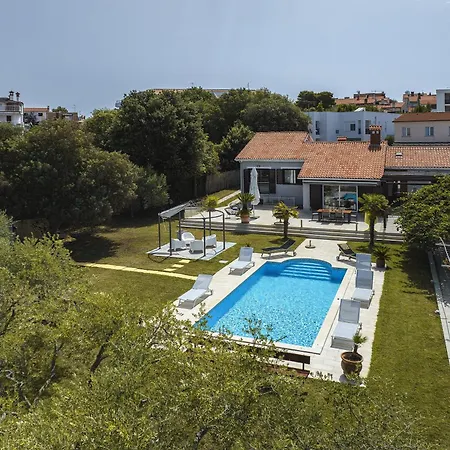 Contessa Del Mar In For 7 People Only 200 Meters From The & Pet Friendly Pula