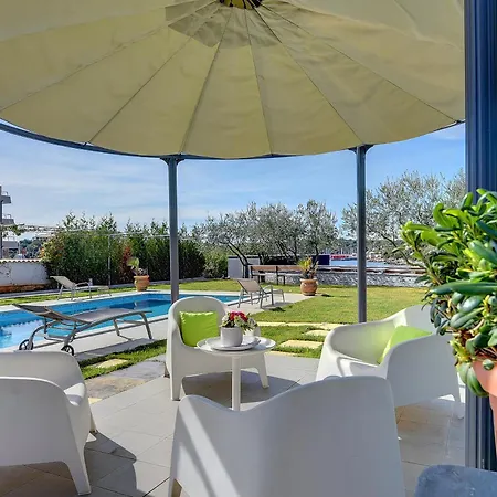 Contessa Del Mar In For 7 People Only 200 Meters From The & Pet Friendly