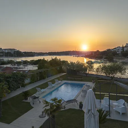 Contessa Del Mar In For 7 People Only 200 Meters From The & Pet Friendly Vila *