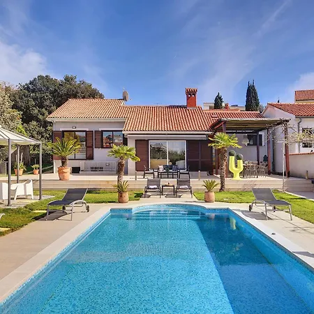 Vila Contessa Del Mar In For 7 People Only 200 Meters From The & Pet Friendly Pula