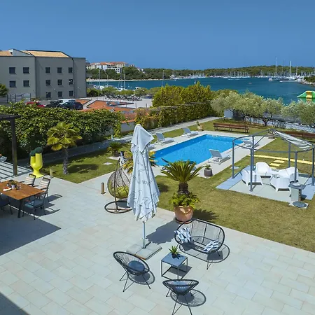Contessa Del Mar In For 7 People Only 200 Meters From The & Pet Friendly * Pula